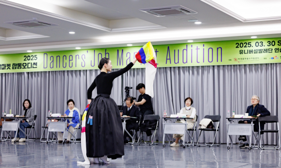 공연에 출연하는 무용수의 출연료를 지원합니다.